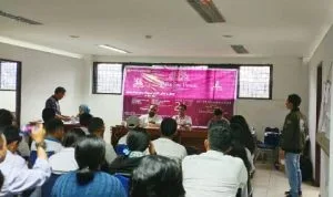 Ket foto : Kadispora Robert Billy Peranginangin saat memberikan arahan kepada peserta dan panitia kegiatan Pentas Seni Tingkat SLTP Dan SLTA di Kantor Kadispora Kabanjahe Kabupaten Karo, Rabu (06/11)2019 (Ist)