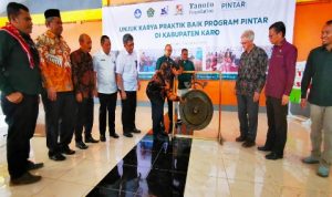 Ket foto : Bupati Karo Terkelin Brahmana didampingi Kepala Pusat Analisis dan Sinkronisasi kebijakan Kemendikbud , Stuart Weston dari Tanoto foundation. Afrizal Kepala LPMP Sumatera Utara,Kadis Pendidikan Kab. Karo Eddi Surianta Surbakti , melakukan pemukulan Gong sebagai tanda acara  unjuk karya praktik baik program Pengembangan Inovasi untuk Kualitas Pembelajaran (Pintar) resmi dibuka,Kamis (07/11) 2019 (Ist).