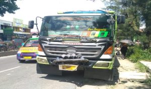 Ket foto  : Angkot dan Truck Fuso yang ber senggolan di Jalan Jamin Ginting Kabanjahe, Kamis (07/11) 2019 (Ist)