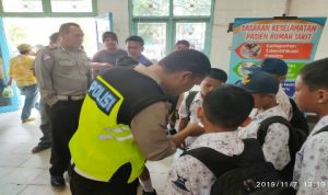 Ket foto : Personil Lantas Polres Tanah Karo saat mendata Korban Siswa Sekolah Menengah Pertama di rumah sakit, Kamis (01/11) 2019 (Ist).