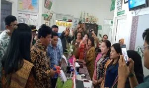 Ket foto : Staf Ahli Pemkab Karo Ir Mulia Barus memotong Pita tanda resmi nya Aplikasi Online Puskesmas Berastagi dibuka, Di Puskesmas Berastagi jalan Veteran Berastagi Kabupaten, Jumat (08/11)2019 (Ist)