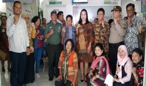 Ket foto : Kapus Berastagi dr Rahmenda Sembiring MKM (tengah baju batik) berfose di sela sela kegiatan Launching Aplikasi Pendaftaran Secara Online bersama Staf Ahli Pemkab Karo dan Muspika, Jumat (08/11) 2019 (Ist)