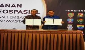 Ket foto : Bupati Karo Terkelin Brahmana memperlihatkan hasil penandatanganan MoU dengan BIG dengan 3 Kementerian/ Lembaga, 16 Pemda dan 1 pihak swasta di Cibinong Jakarta - Bogor,Jumat (08/11) 2019 (Ist)
