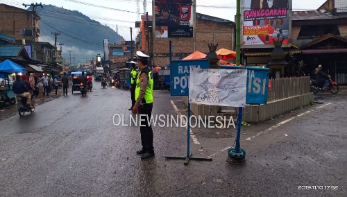 Ket foto : Petugas Lantas Merek Polsek Tiga Panah sedang mengatur lalu lintas mengimbau pengendara mengambil jalur alternatif Via Tongging - Silalahi, Minggu (10/11) 2019 (Ist)