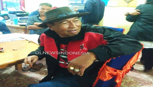 Ket foto  : Alm. Bahagia Surbakti saat berbincang bincang bersama wartawan olnewsindonesia.com beberapa waktu lalu di Kabanjahe (Ist)