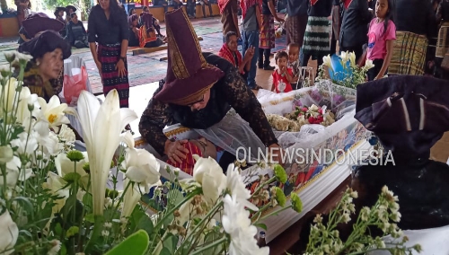 Ket foto  : tampak Kadis Perizinan Kabupaten Karo Almina Bangun SH Istri Alm Bahagia Surbakti saat di tepi Jenazah di Aula (Jambur Rudang Mayang Kabanjahe saat prosesi adat, Minggu (10 /11) 2019 (Ist)