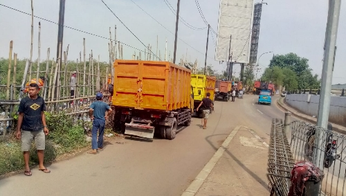Foto : Tampak UPT DLH PS 2 Jonggol mengerahkan Armada truk sampah untuk menyangkut sampah yang menumpuk di sekitar Fly Over Cileungsi,Rabu(13/11)
