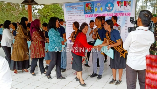 Ket foto  : Tampak Ketua TP PKK Kab Karo Ny Sariati Sitompul bersama Anggota DPRD Karo memberikan selamat kepada pengurus forum Anak Nasional Kabupaten Karo yang usai di Lantik oleh Wakil Bupati Karo, di Open Stage Taman Mejuah-Juah Berastagi Kabupaten Karo, Rabu (13/11) 2019 (Ist)