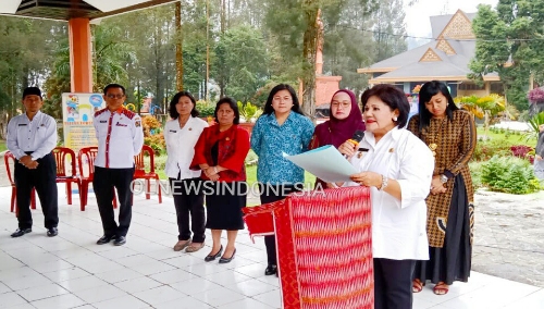 Ket foto  : Wakil Bupati Karo Cory Seriwaty br Sebayang saat membacakan pengukuhan pengurus forum Anak Nasional Kabupaten Karo periode 2019 - 2022 di Open Stage Taman Mejuah-Juah Berastagi Kabupaten Karo, Rabu (13/11) 2019. (Ist)