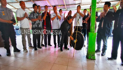 Ket foto : Bupati Karo Terkelin Brahmana didampingi Kepala Bidang P2M BNN Provinsi Sumatera Utara Drs. Tuangkus Harianja, MM, dan Kepala BNNK Karo AKBP Heppy Karo Karo melakukan pemukulan Gong Desa Bersinar, Di Desa Beganding Kec Simpang Empat Kabupaten Karo, Kamis(14/11) 2019 (Ist).