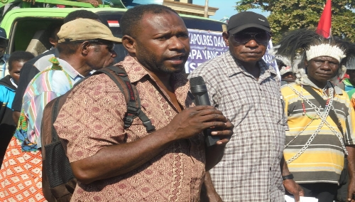 Foto : Ciwe Salah seorang Aktivis yang tergabung dalam Solidaritas Intelektual Masyarakat Marind Peduli Demokrasi Dan Anti Korupsi saat melakukan Orasi Demo Gurita Raskin beberapa waktu lalu.