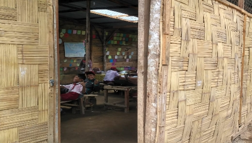 Ket foto  : Situasi  ruang  kelas III dan IV  SD Negeri Pengambatan Kecamatan Merek Kabupaten Karo yang tidak layak, Jumat (15/11) 2019 (Ist)