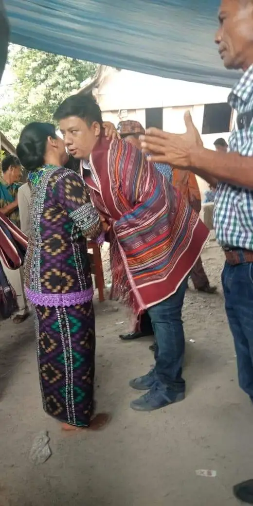 foto : Seorang ibu sedang membisikan sesuatu kepada Cabup Samosir, Vandiko Gultom, saat acara tatap muka dengan ratusan warga di Lumban Malau, Desa Sigaol Simbolon, Palipi, Sabtu (16/11/2019)