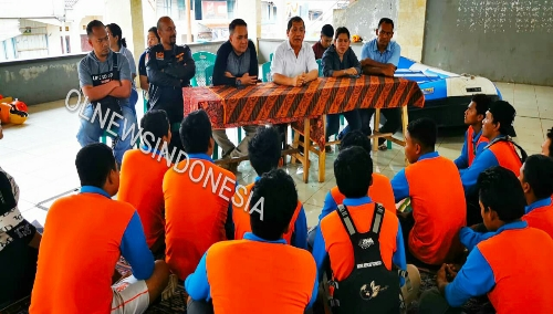 Ket foto : Bupati Karo Terkelin Brahmana didampingi sejumlah OPD melakukan penutupan pelatihan pemandu wisata Alam Arung Jeram Tahap II 2019 di Jambur Desa Perbesi Kab . Karo,Minggu (17/11) 2019 (Ist).