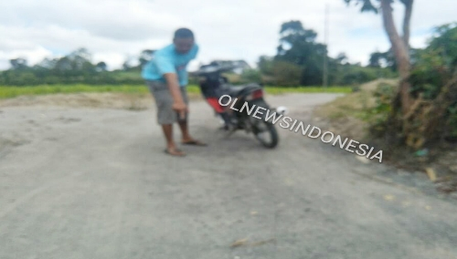 Ket foto : salah seorang warga menunjukkan pengerjaan Lapen Jalan Usaha Tani Saringgetep Desa Kandibata Kecamatan Kabanjahe Kabupaten Karo. (Ist)