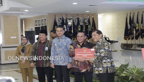 Ket foto : Bupati Karo Terkelin Brahmana, SH tampak menerima DIPA dan TKDD tahun 2020  yang diserahkan oleh Gubsu Edy Rahmayadi di ruang Raja Inal Siregar lt 2 kantor Gubernur Sumatera Utara Medan, (19/11) 2019 (Ist).