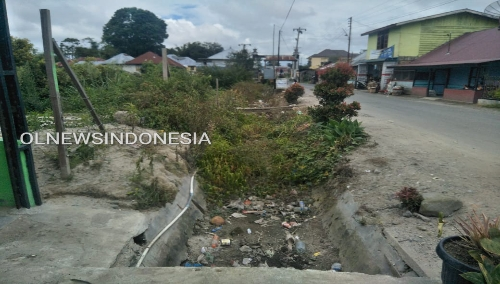 Ket foto : Saluran Irigasi yang tidak berfungsi lagi yang melewati di tengah pemukiman  warga sudah tampak ditumbuhi rumput ilalang,Rabu (20/11) 2019 (Ist).