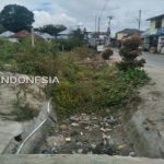 Ket foto : Saluran Irigasi yang tidak berfungsi lagi yang melewati di tengah pemukiman warga sudah tampak ditumbuhi rumput ilalang,Rabu (20/11) 2019 (Ist).