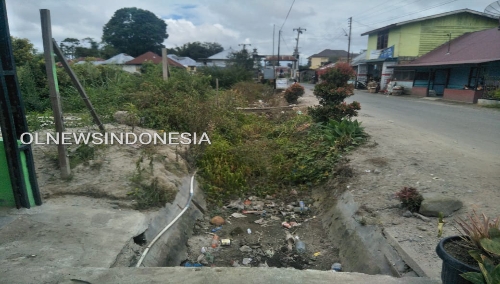 Ket foto : Saluran Irigasi yang tidak berfungsi lagi yang melewati di tengah pemukiman warga sudah tampak ditumbuhi rumput ilalang,Rabu (20/11) 2019 (Ist).