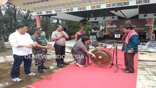 Ket foto  : Wakil Bupati Karo Cory Seriwaty Br Sebayang memukul Gong tanda resmi dibukanya Festival Kopi yang ke III, di Taman Mejuah Juah Berastagi, Sabtu (23/11) 2019 (Ist)