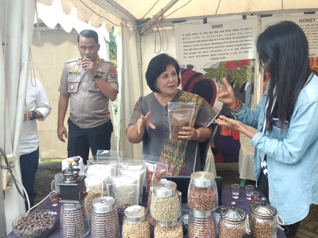 Ket foto  : tampak Wakil Bupati bersama Kapolres Tanah Karo mengunjungi stand Kopi dan sekaligus mencicipi Kopi di lokasi taman Mejuah-juah Berastagi, Sabtu (23/11) 2019 (Ist)