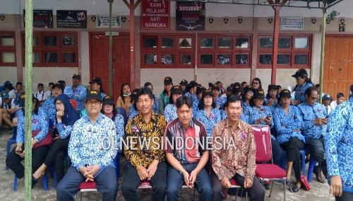 Ket foto : tampak Kepsek SMP 2 Berastagi (kiri) bersama Pengurus Komite Sekolah mengikuti kegiatan dan Perayaan HGN dan Peringati PGRI Ke 74 di Halaman Sekolah, Senin (25/11) 2019 (Ist)