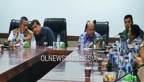 Ket foto : Bupati Karo Terkelin Brahmana bersama BNPB, BPBD Sumut dan Kehutanan Provsu dan Forkopimda gelar  rapat evaluasi dan langkah langkah percepatan relokasi tahap III di kantor Bupati Karo Kabanjahe, Senin (25/11) 2019 (Ist).
