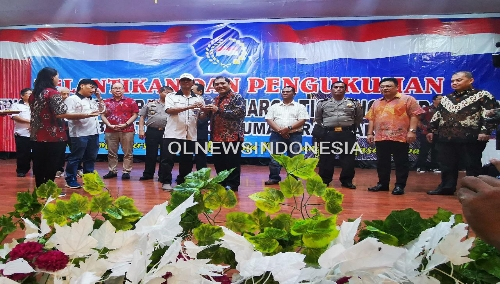 Ket Foto : Tokoh dan sesepuh etnis Tionghoa Kabupaten Karo Alex Chandra memberikan apresiasi dan penghargaan kepada, Bupati Karo, Terkelin Brahmana, Eddy Juandi (Ketua PSMTI yang lama), Ketua PSMTI Sumut Tongariodjo Angkasa Ginting, Brigjen Pol Ricky Wakano Ginting, Drs Effendy Hansen Ng Sinulingga,Senin (24/11) 2019 (Ist).