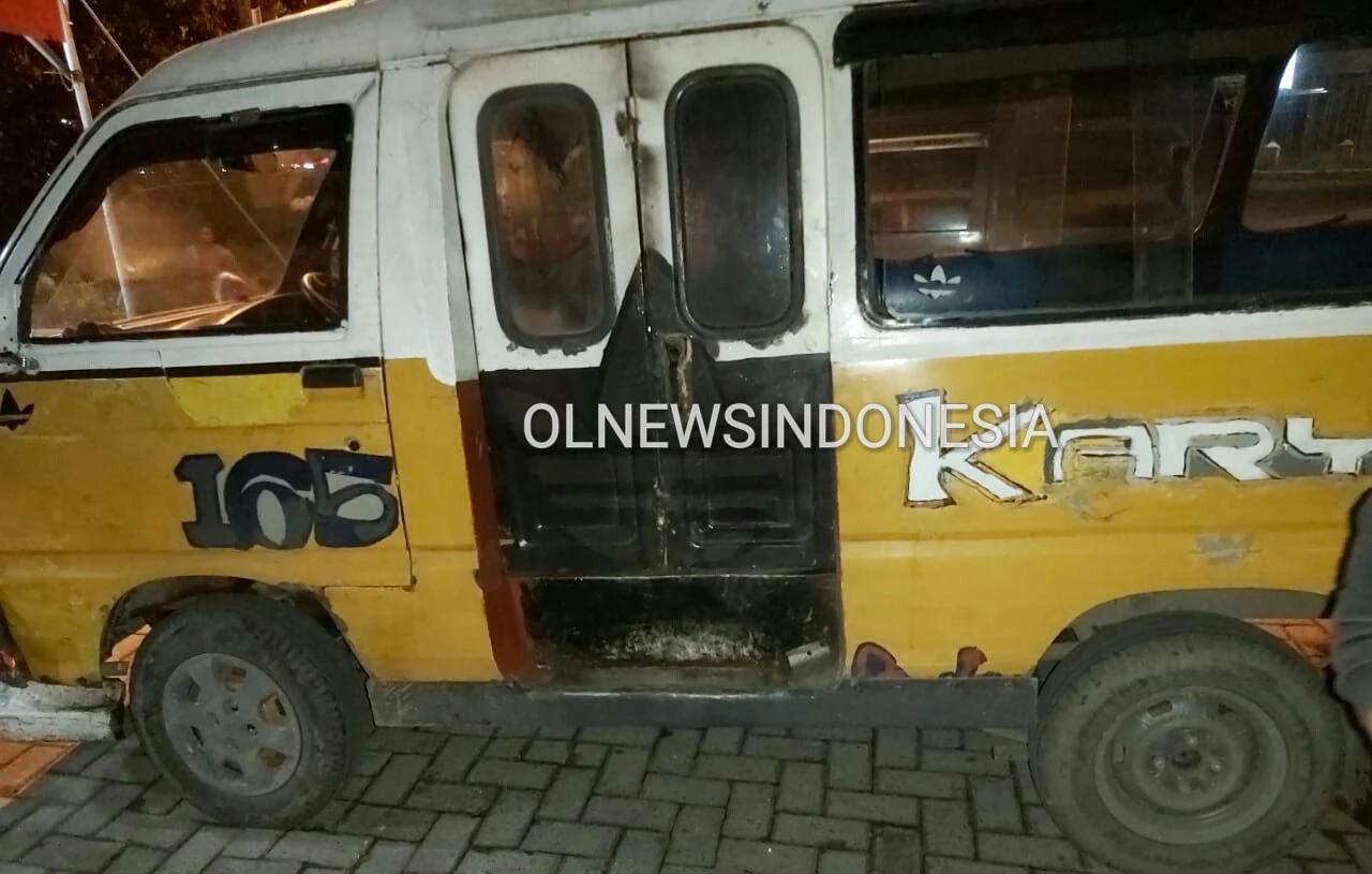 Ket foto : Mobil angkot yang digunakan tersangka untuk mengangkut Hasil curian nya saat ini sudah diamankan petugas di Polsekta Berastagi, Senin (25/11) 2019 (Ist)