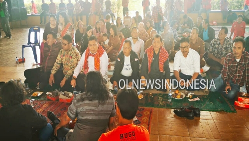 Ket foto : Anggota DPR RI dari Komisi V, Bob Andika Mamana Sitepu duduk bersila dengan Bupati Karo Terkelin Brahmana, SH saat acara syukuran terpilihnya Bob Andika Mamana Sitepu, di Aula Rudang Mayang Kabanjahe, Selasa (26/11) 2019 (Ist).