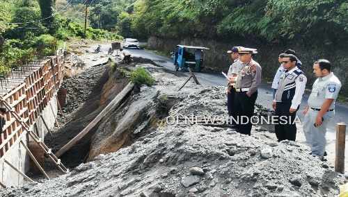 Ket foto : Kasatlantas Polres Tanah Karo Iptu Ridwan Harahap saat mensurvei kondisi jalan dan jalan alternatif di Desa Torong dan perbatasan Karo- Langkat,Rabu (27/11) 2019 (Ist).