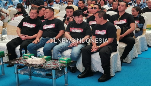 Ket foto : Bupati Karo) kiri) menonton film Sang Prawira bersama Guruh Soekarno Putra (dua dari kanan) di Bioskop XXI Medan Sumatera Utara, Rabu (27/11) 2019 (Ist).