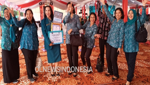 Ket foto : Kapus Berastagi dr Rahmenda Sembiring MKM bersama piagam dan penghargaan yang di perolehnya berkat keberhasilan Puskesmas Berastagi mengemban tugas nya sebagai melayani masyarakat.
