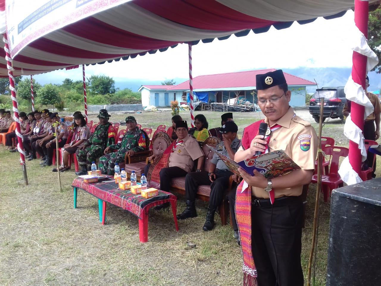 foto : Ketua panitia Giat Prestasi Event Culture Sustainable Cam 2019, Drs Jabiat Sagala, yang juga Ketua kwarcab gerakan pramuka Samosir mengatakan, bahwa kegiatan ini Berthemakan Berbudaya , Kreatif, Inovatif dan Berdaya saing, dan Giat Prestasi Event Culture Sustainable Cam 2019 ini juga di ikuti sebanyak 353 orang Penegak /Penggalang dan Para Pembina se-kabupaten Samosir, di Pantai Pasir Putih Tandarabun, Jum'at (29/11/2019)