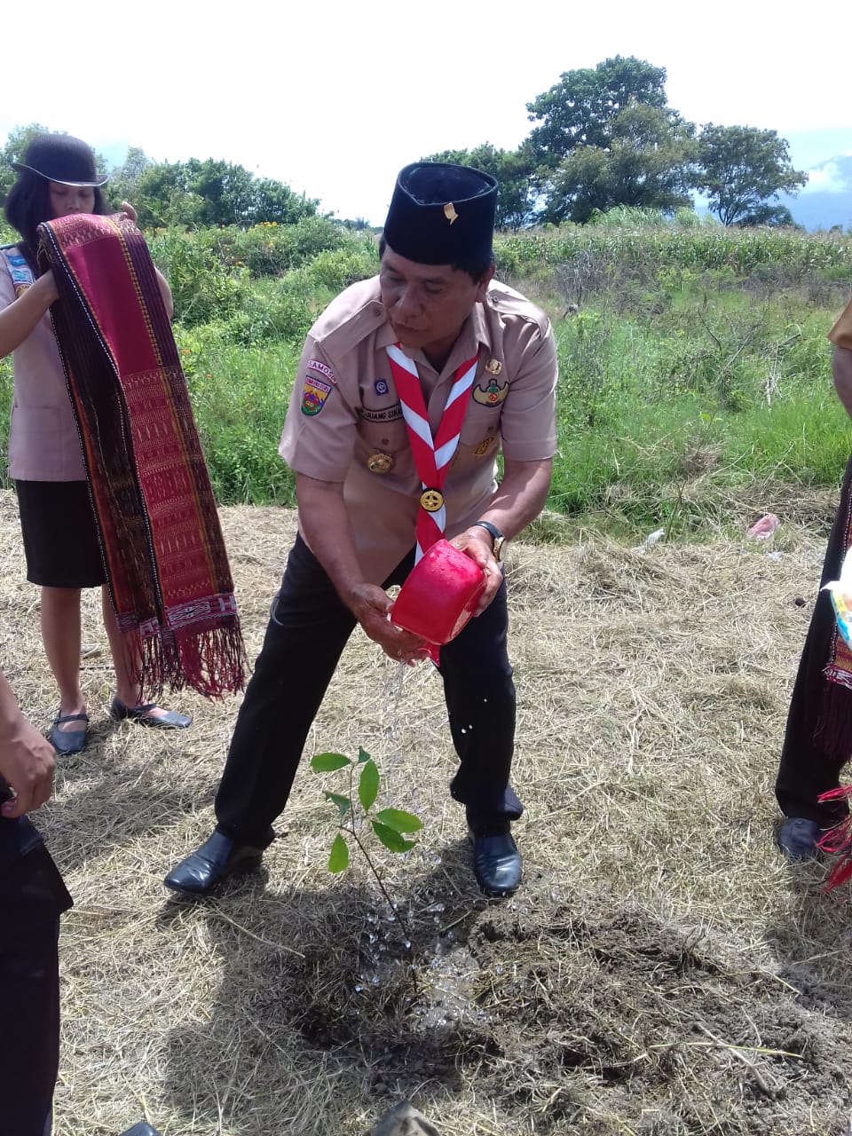 foto : Wakil Bupati Samosir, Ir.Juang Sinaga secara simbolis melakukan penanaman pohon disela pembukaan Giat Prestasi Event Culture Sustainable Cam 2019, di Pantai Pasir Putih (Pasput) Tandarabun, desa Sialangguan kecamatan Simanindo, Samosir Sumatera Utara, Jum'at (29/11/2019).