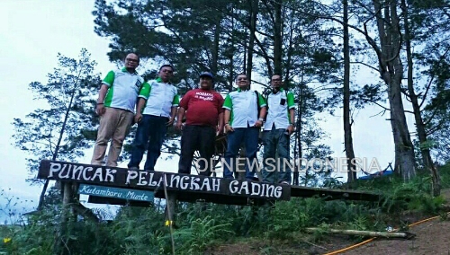 Ket foto :Â Â Ketua DPW Walantara Sumut Thomson A Hutahean SH, Sekjend DPWÂ  Safri Brahmana SH, Bendehara DPW Chalik S Pandia SH, STH dan Ketua Bidang Investigasi Derri. Foto bersama Benyamin Sembiring Kepala Desa Kuta mbaru di lokasi obyek wisata Pelangkah Gading,Jumat (29/11) 2019 (Ist).