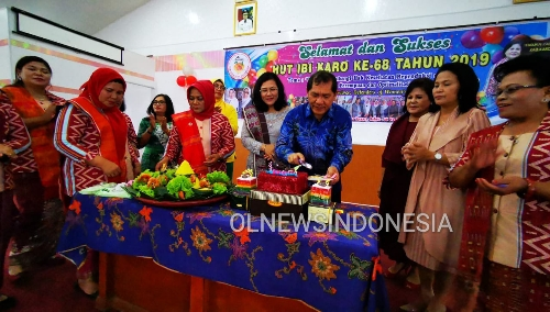 Ket foto  : Bupati Karo Didampingi wakil Bupati Karo Dan Kadis Kesehatan saat memotong tumpeng /kue HUT IBI KE 68 di Aula Kantor Bupati Karo Kabanjahe, Sabtu (30/11) 2019 (Ist).