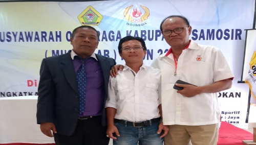 Foto : Marihot Simbolon (tengah) Ketua KONI cabang Samosir terpilih, periode 2019 - 2023, diapit Mantan Ketua KONI Samosir, Dinar Simbolon (pakai Jas) dan perwakilan KONI Sumut, pada Musyawarah Olah Raga Kabupaten Samosir, di Hotel Dainang, Pangururan