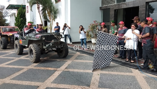 Ket foto : Wakil Bupati Karo Cory Seriwaty Br Sebayang saat melakukan pelepasan peserta lomba Offroad dari halaman kantor Bupati Karo Kabanjahe, Sabtu (23/11) 2019 (Ist)