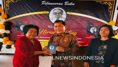 Kete foto : Bupati Karo Terkelin Brahmana menerima buku biogerafi almarhum Nerus Ginting, yang diserahkan perwakilan dari pihak keluarga, Kamis (28/11) 2019 di Pendopo Rumah Dinas Bupati Karo (Ist).