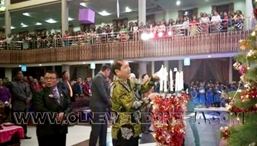Bupati Karo Terkelin Brahmana SH saat menyalakan Lilin dalam acara Natal GPDI  Betesda Kabanjahe, Kabupaten Karo, Rabu (25/12) 2019