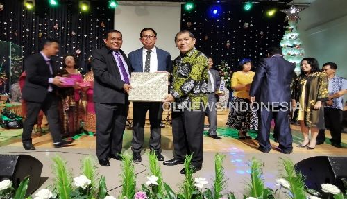 Ket foto : Bupati Karo Terkelin Brahmana didampingi sejumlah OPD menerima bingkisan dari panitia Natal Albert Sembiring, ST disaksikan Pdt. Paham Ginting dan Pdt. DR Rudi Butar Butar, di Berastagi Kabupaten Karo, Minggu (01/12) 2019 (Ist).