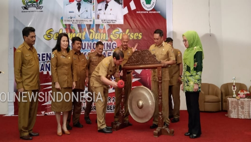 Ket foto : Bupati Karo Terkelin Brahmana memukul Gong tanda resmi di Launchingnya RAD di Hotel Green Garden Berastagi Kabupaten Karo, Selasa(03/12) 2019 (Ist)