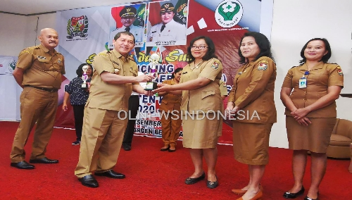 Ket foto : Bupati Karo memberikan piala dan penghargaan bagi Puskesmas yang meraih peringkat terbanyak penemuan dan pencegahan TBC, Selasa (03/12) 2019 di Hotel Green Garden Berastagi (Ist)