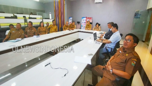 Ket foto  : Bupati dan Wakil Bupati Karo Didampingi Dinas terkait saat menerima audiensi investor dari Korea di ruang Command Center Kominfo Kab Karo di Kabanjahe, Selasa (03/12) 2019 (Ist)