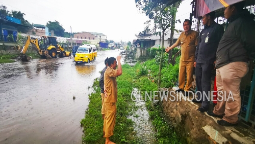 Ket foto : Bupati Karo Terkelin Brahmana, SH tampak memberikan pengarahan ke jajaran-nya serta mengawasi alat berat excavator milik Pemda menormalisasi parit untuk mengurangi kebanjiran di jalan Nasional Desa Raya Kec.Berastagi Kabupaten Karo, Selasa (03/12) 2019 (Ist).