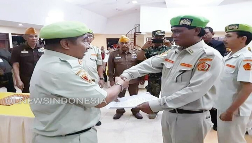 Ket foto : Ketum PPM, Berto Izaak Doko (kiri) saat meyerahkan SK kepada Tirta Yasa Sembiring Milala, Selasa (03/12) 2019 (Ist)