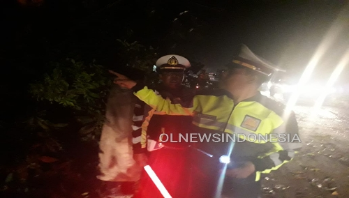 Ket foto : Kasat Lantas Polres Karo IPTU Ridwan Harahap dilokasi terjadinya longsor di Jalan KM 67 Jalur Medan-Berastagi,Kamis (05/12) 2019 (Ist)