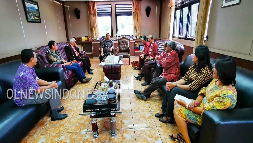 Ket foto : Bupati Karo Terkelin Brahmana SH terima kehadiran panitia Natal untuk beraudiensi di kantor Bupati Karo Kabanjahe, Jumat (06/12) 2019 (Ist)