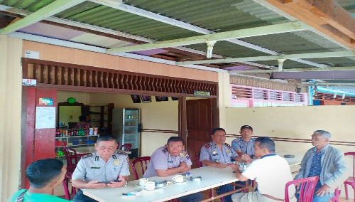 foto : Jajaran Polsek Simanindo melakukan Patroli dan saling berkordinasi dengan pihak gereja, untuk menciptakan kenyamanan saat berlangsung ibadah Natal, Sabtu (7/12/2019)